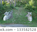 Stone statue of two dragons guarding the entrance to the mountain path 133582528
