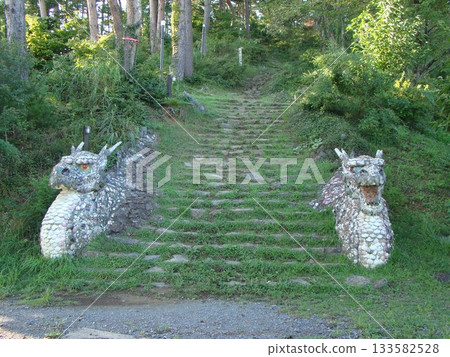 兩尊石雕巨龍守護著山路入口。 兩尊石雕巨龍守護著山路入口。 133582528