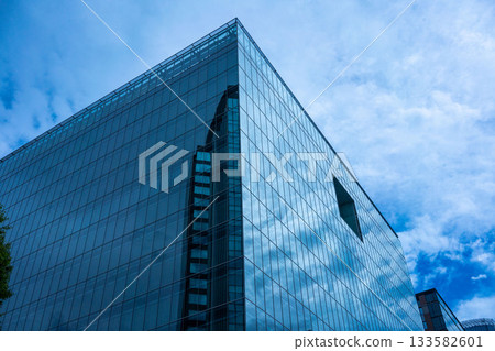 辦公大樓直插藍天,明亮的高層商業中心 辦公大樓直插藍天,明亮的高層商業中心 133582601