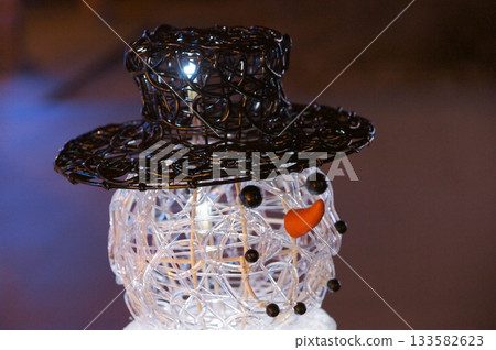 夜間會發光的金屬絲雪人裝飾和帽子 133582623