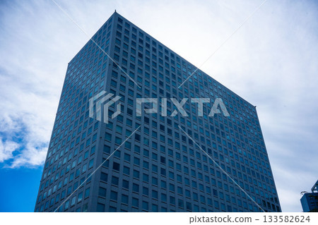 Office buildings stretching into the blue sky, bright high-rise business center Office buildings stretching into the blue sky, bright high-rise business center 133582624