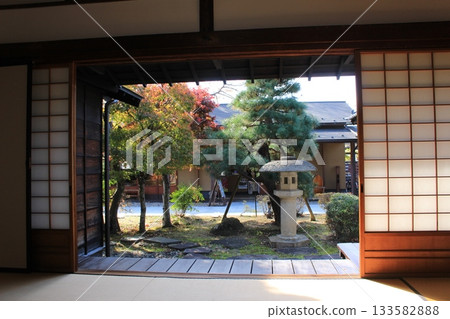 從日式房屋主樓看到的秋日花園 從日式房屋主樓看到的秋日花園 133582888