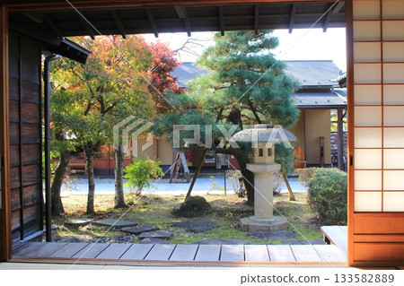 從日式房屋主樓看到的秋日花園 從日式房屋主樓看到的秋日花園 133582889