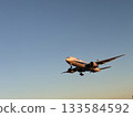 Landing-oriented airplane 133584592