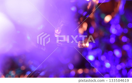 色彩繽紛、美輪美奐的燈光照片,展現了電燈的奇妙光影效果。冬日美景,光影散景。 色彩繽紛、美輪美奐的燈光照片,展現了電燈的奇妙光影效果。冬日美景,光影散景。 133584619