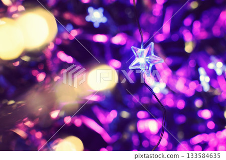 星形燈光、色彩斑斕的美麗光影照片、夢幻般的燈光、冬季、散景 星形燈光、色彩斑斕的美麗光影照片、夢幻般的燈光、冬季、散景 133584635