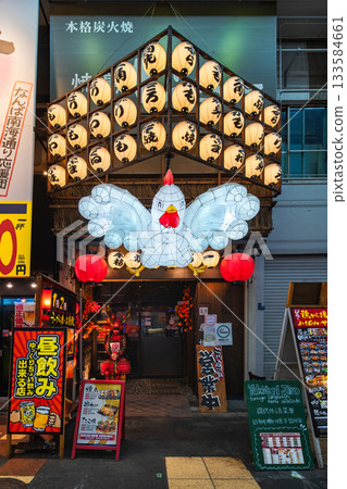 [Osaka, Namba Sennichimae] A lively Yakitori Jiro izakaya, marked by a giant chicken lantern. 133584661