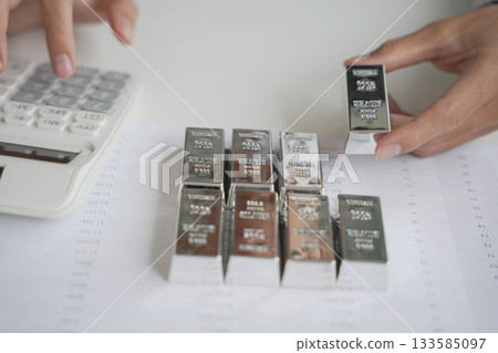 Silver Trading Businessman invest in trading silver, calculating profit price of selling silver. Silver Trading Businessman invest in trading silver, calculating profit price of selling silver. 133585097