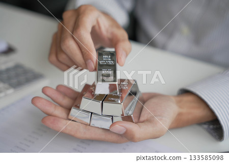 Silver Trading Businessman invest in trading silver, calculating profit price of selling silver. Silver Trading Businessman invest in trading silver, calculating profit price of selling silver. 133585098