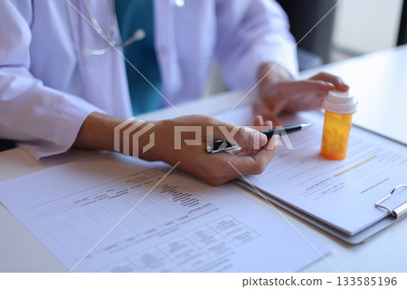 Doctor or General practitioner explain to patient how to use prescribed medicine correctly Doctor or General practitioner explain to patient how to use prescribed medicine correctly 133585196