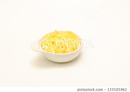 碗裡放著切成薄片的蛋 碗裡放著切成薄片的蛋 133585962