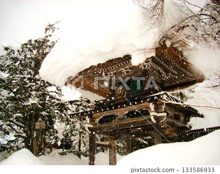 冬天的Shirakawago Myeonsoji鐘樓門 133586933