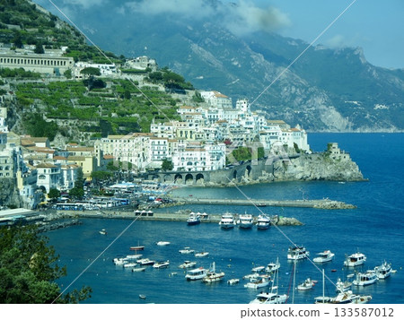 阿馬爾菲海岸全景，這座世界聞名的度假勝地擁有依山傍海、依偎在懸崖邊的美麗白色房屋。旅遊觀光，風景素材 133587012