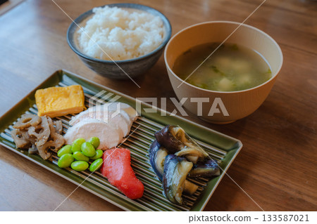 日式早餐，包括蛋捲、雞肉火腿、燉茄子和明太子。 133587021