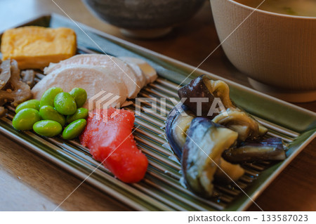 日式早餐，包括蛋捲、雞肉火腿、燉茄子和明太子。 133587023