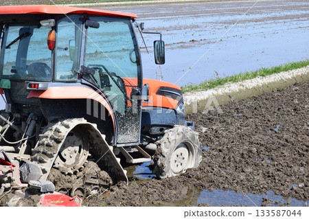 Agricultural machinery tractor 133587044