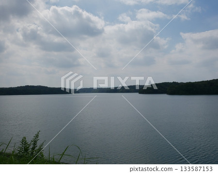 The fantastical Lake Sayama with sunlight streaming in 133587153