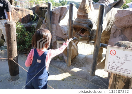 冒險世界南方白犀牛餵食 133587222