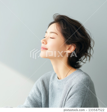 閉著眼睛放鬆的女人 閉著眼睛放鬆的女人 133587522