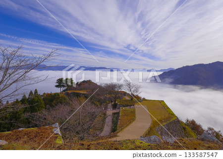 A magnificent sea of clouds enveloping the Takeda Castle ruins and a spectacular autumn view 133587547