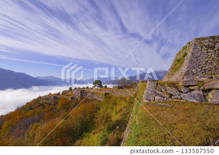 A magnificent sea of clouds enveloping the Takeda Castle ruins and a spectacular autumn view 133587550