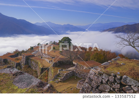 壯麗的雲海籠罩著武田城遺址，構成了一幅絕美的秋景。 133587552