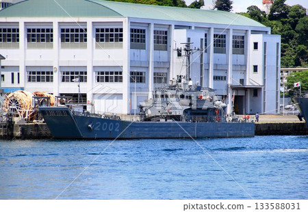 "LCU-type transport vessel" transports personnel and supplies to remote coastal areas and remote islands... [Transport vessel No. 2] 133588031