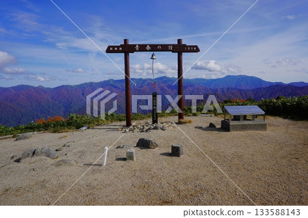 仁王岳和飯出山脈的山頂標誌 仁王岳和飯出山脈的山頂標誌 133588143