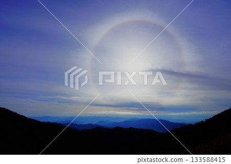 仁王山上空出現日暈。 仁王山上空出現日暈。 133588415