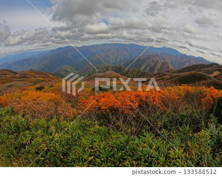 The Iide mountain range and autumn leaves from the summit of Mt. Nioji 133588512