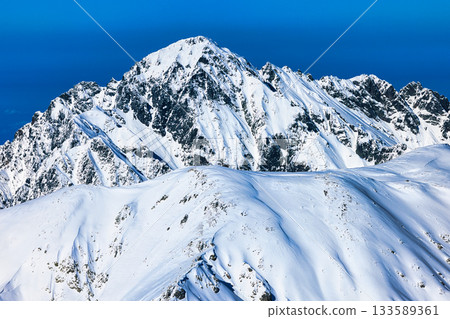 白雪皚皚的北阿爾卑斯山中的劍岳 133589361