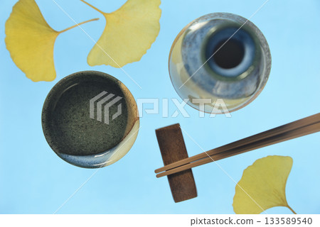 Bird's-eye view of sake bottles and sake cups 133589540