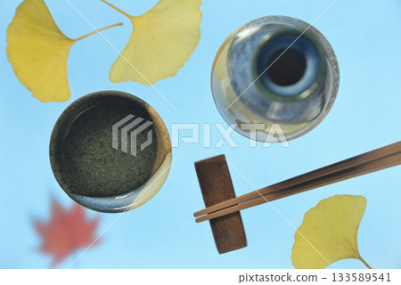 Bird's-eye view of sake bottles and sake cups 133589541