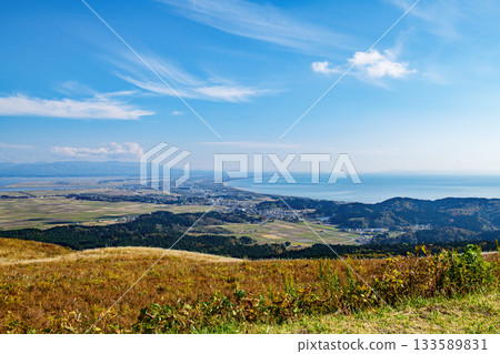 美麗的秋天:從秋田縣幹峰山眺望的壯麗景色 美麗的秋天:從秋田縣幹峰山眺望的壯麗景色 133589831