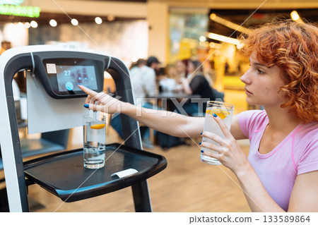 robot waiter delivered drinks to the table 133589864