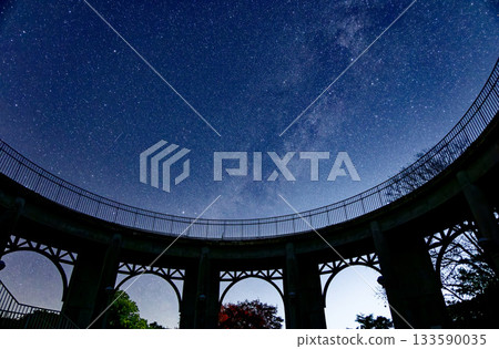 冬日星空中的銀河與美麗的建築 133590035