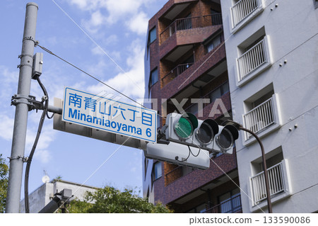 Intersection guide sign at Minami-Aoyama 6-chome: Green light Intersection guide sign at Minami-Aoyama 6-chome: Green light 133590086