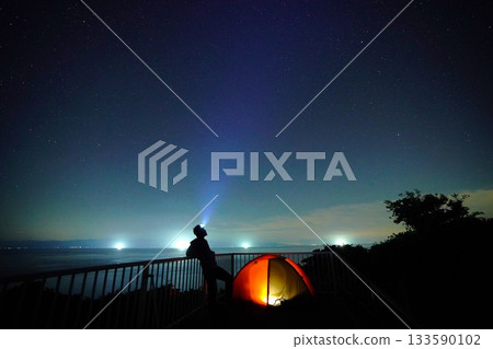 遊客在淡島鳥崎展望台上仰望夜景和繁星點點的夜空 遊客在淡島鳥崎展望台上仰望夜景和繁星點點的夜空 133590102