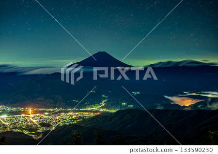 從櫛竹山森林公路眺望午夜的城鎮燈光和富士山。 133590230
