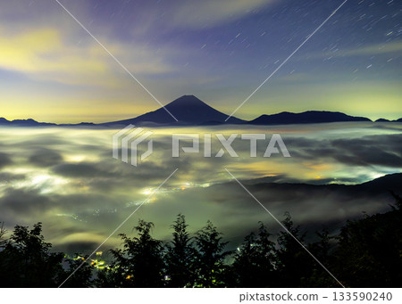 午夜時分，蔚為壯觀的雲海和富士山盡收眼底 133590240