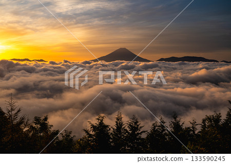 從串嶽眺望，雲海翻騰，富士山巍峨聳立。 133590245