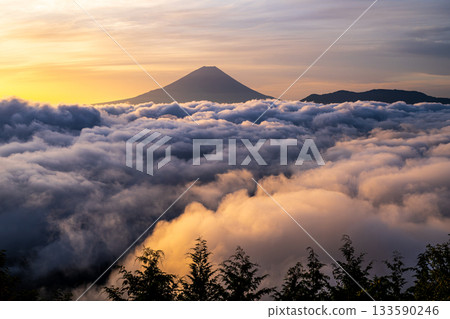 從串嶽眺望富士山和不斷上漲的雲海。 133590246