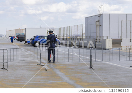 保全人員在戶外工作的背影 133590515