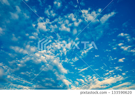 藍天下有積雲 b-3 暖色冷色 133590620