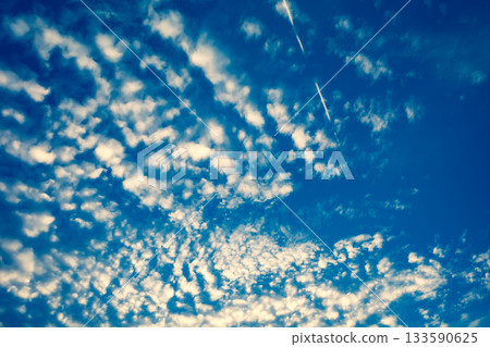 藍天下有積雲 c-3 強調冷暖色調 133590625