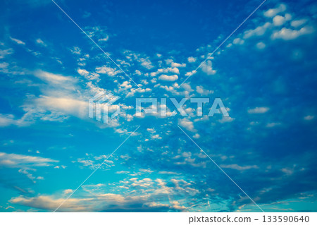 藍天下有積雲，f-3 暖色和冷色交織 133590640