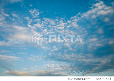藍天下有積雲,f-4底片風格 藍天下有積雲,f-4底片風格 133590641