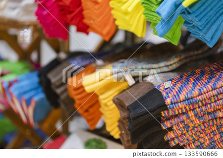 商店裡陳列著色彩鮮豔的襪子 133590666