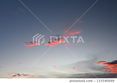 夕陽西下，雲彩被陽光染成了金色。 133590899