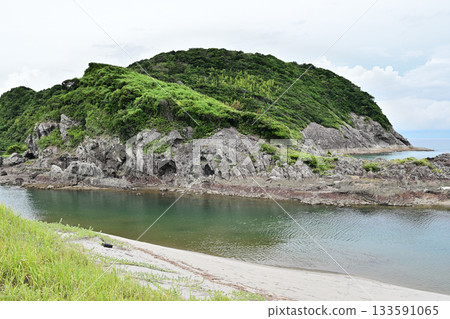 湯田口海灘上有一塊像臘腸犬的岩石。 湯田口海灘上有一塊像臘腸犬的岩石。 133591065